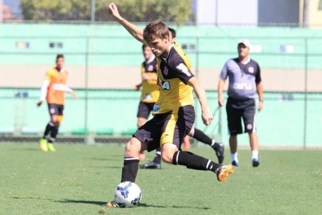 Força gringa: O Vasco abre hoje as oitavas da Copa do Brasil. A partida contra o ABC, em São Januário, deve contar com a força ofensiva de Montoya, Douglas, Kleber e Maxi Rodríguez (foto). O uruguaio precisou de menos de uma semana para se apresentar, treinar, estrear, dar assistência e cair no gosto do técnico Adilson Batista e dos torcedores | Marcelo Sadio/ Vasco