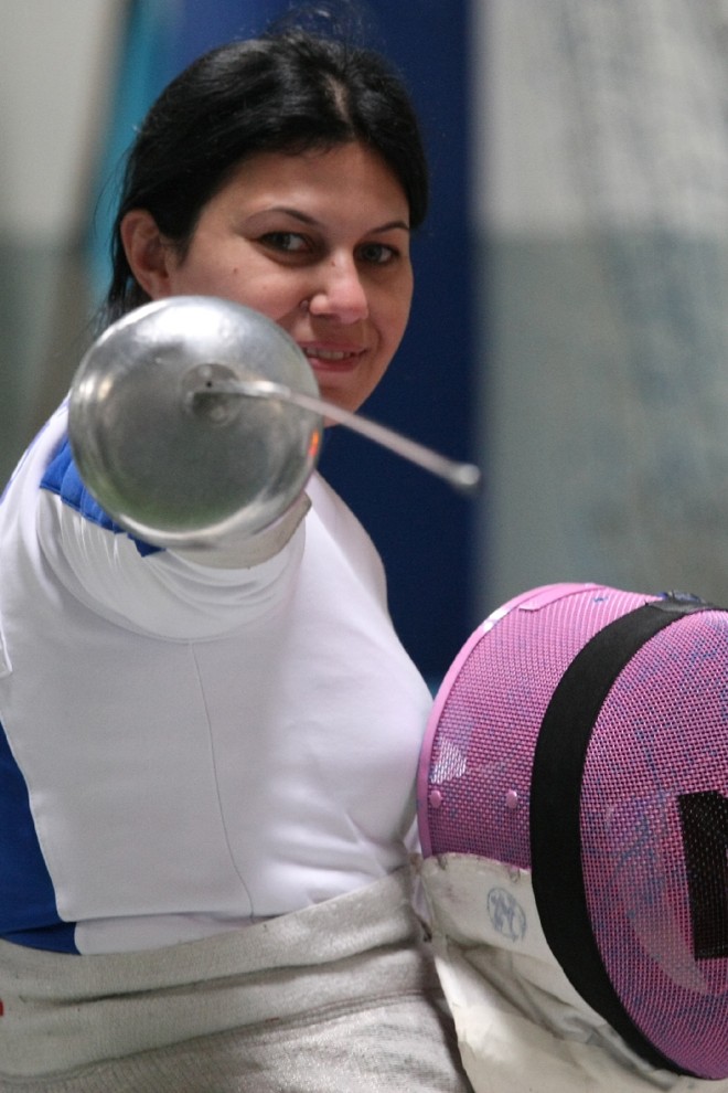 Mônica Santos é líder do ranking de espada e florete desde 2011: sonho de lutar no Rio |