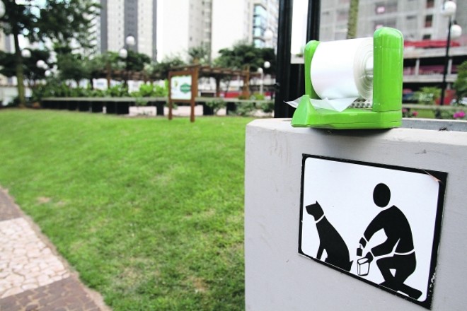 Praça Pé Vermelho: espaço foi projetado para oferecer conforto aos moradores e à vizinhança |