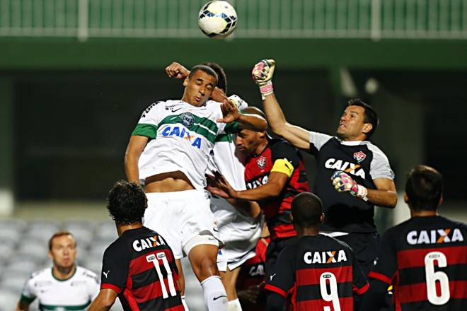 Welinton tenta lance aéreo contra o Vitória |