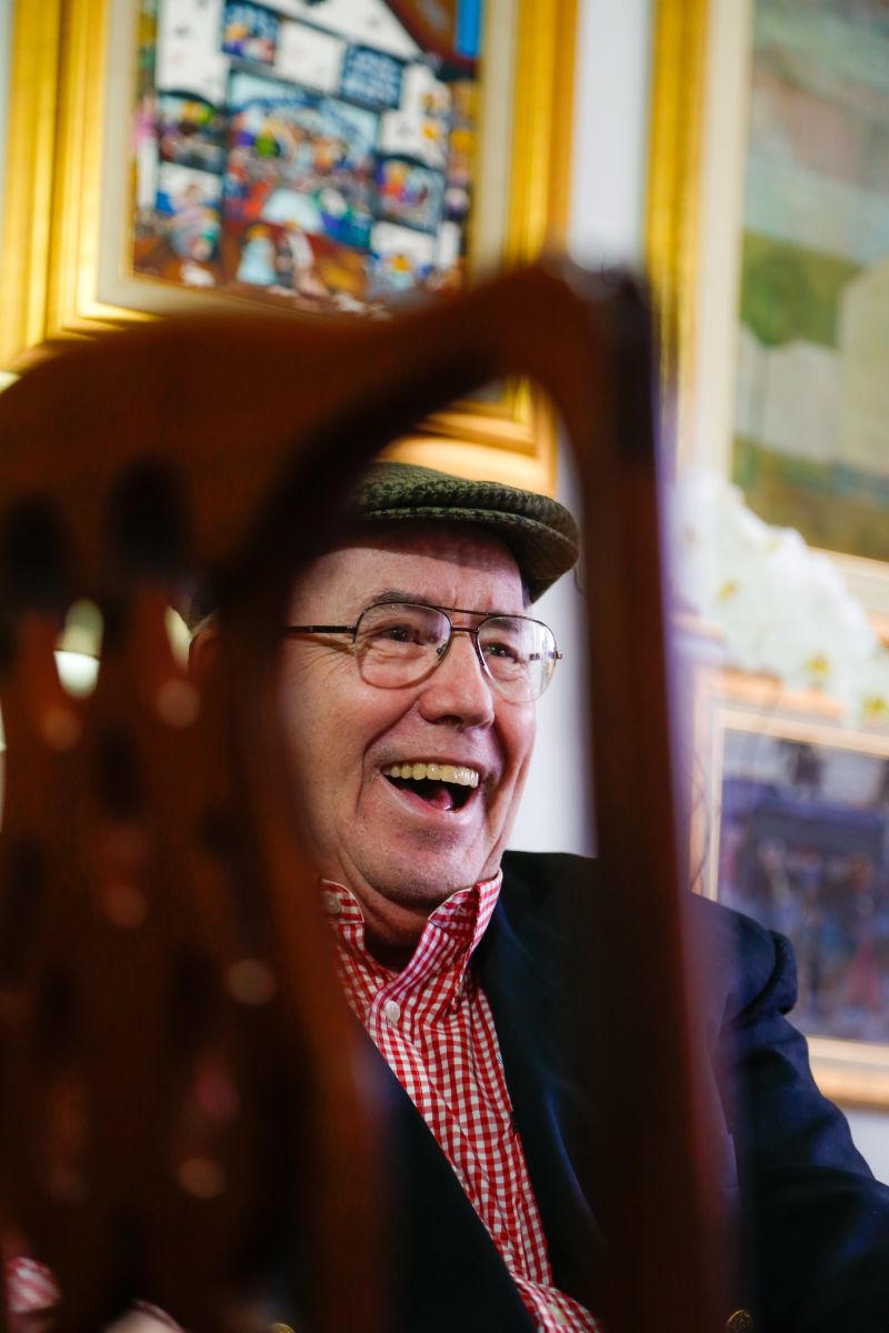 Ao contar histórias de personagens do Paraná, Aroldo retrata pedaço expressivo do estado | Fotos: Brunno Covello/ Gazeta do Povo