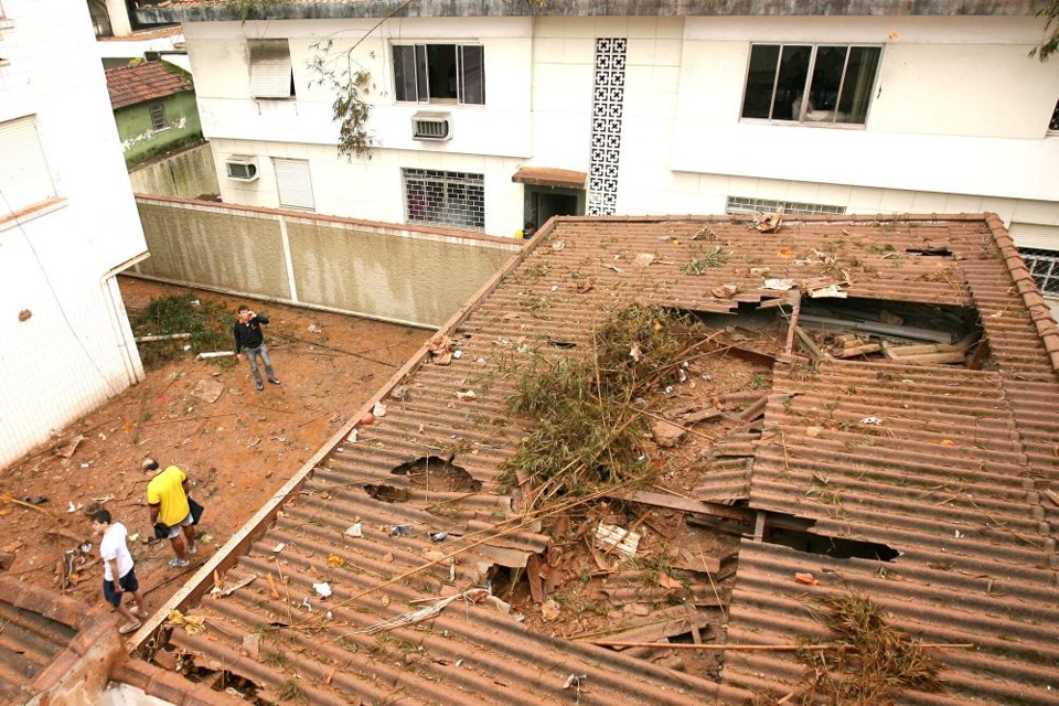 Aeronave caiu em prédio no bairro Boqueirão, em Santos. | Folhapress/Guilherme Dionizio