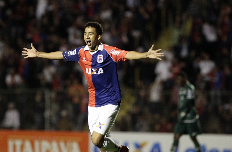 Tiago Alves corre para comemorar seu quarto gol nas três últimas partidas | Daniel Castellano/ Gazeta do Povo