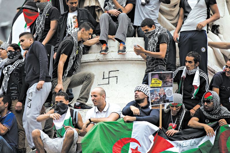 Manifestantes na França atacaram sinagogas e comércios judeus. Uma passeata em Paris | Etienne Laurent/European Pressphoto Agency