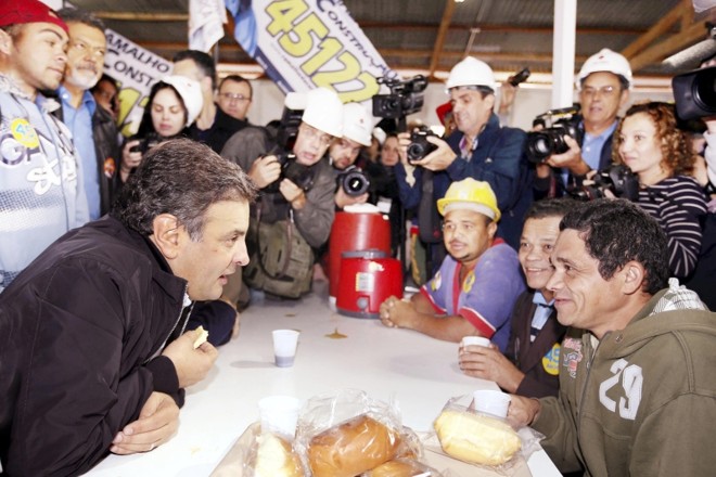 Aécio Neves com trabalhadores da construção civil em São Paulo: para o candidato tucano, país não pode ser governado pelos