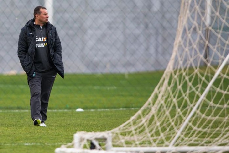 Celso Roth aguarda análise dos preparadores físicos para montar a equipe do Coxa que enfrenta o Flamengo | Brunno Covello / Gazeta do Povo