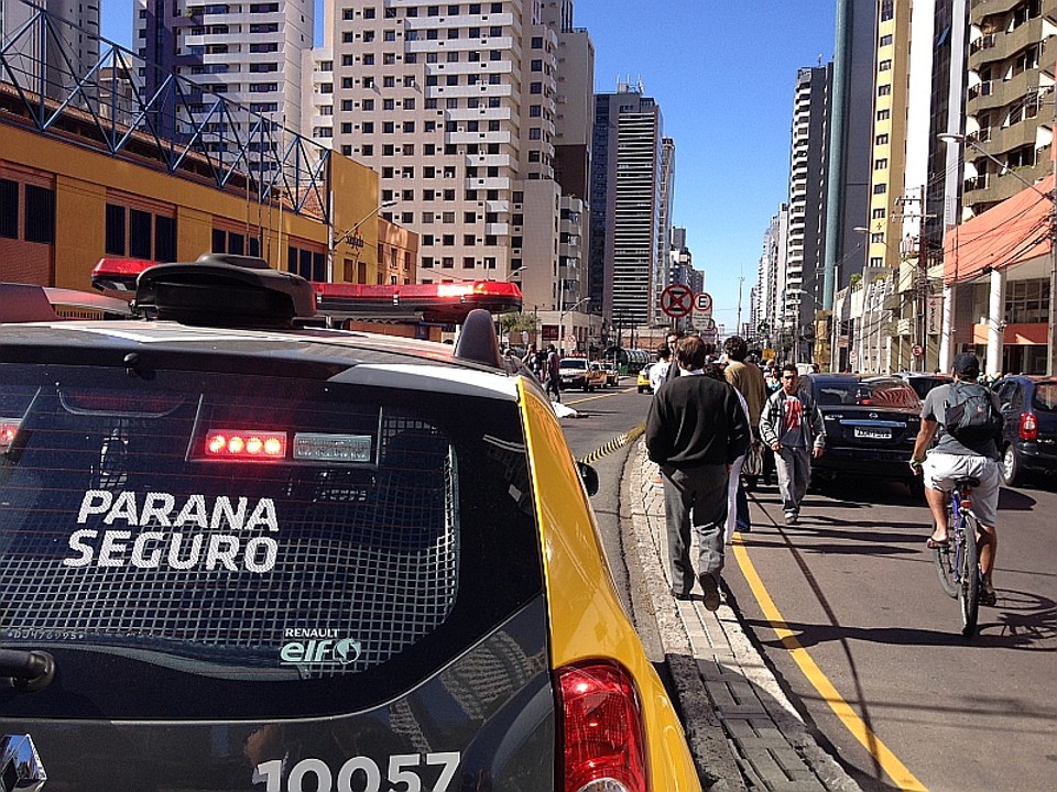 PM encontrou 11 cápsulas de munição de pistola ao lado do corpo de homem, que foi assassinado por volta das 12h30, nas proximidades da Praça do Japão | Rodrigo Batista / Gazeta do Povo