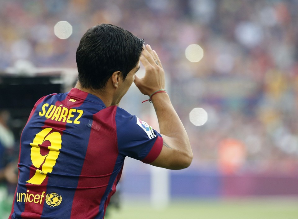 Atacante uruguaio Luis Suárez é apresentado à torcida do Barcelona antes de jogo contra o León FC | Gustau Nacarino / Reuters