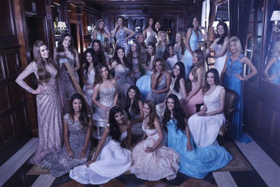Onde está Wally?As debutantes do Graciosa Country Club posaram na semana passada para um editorial de moda da revista do clube, organizado pela diretora social Eliane Farracha de Castro (com a mão no queixo). As 27 jovens foram clicadas na sede social e no campo de golfe | Mehjji Moana
