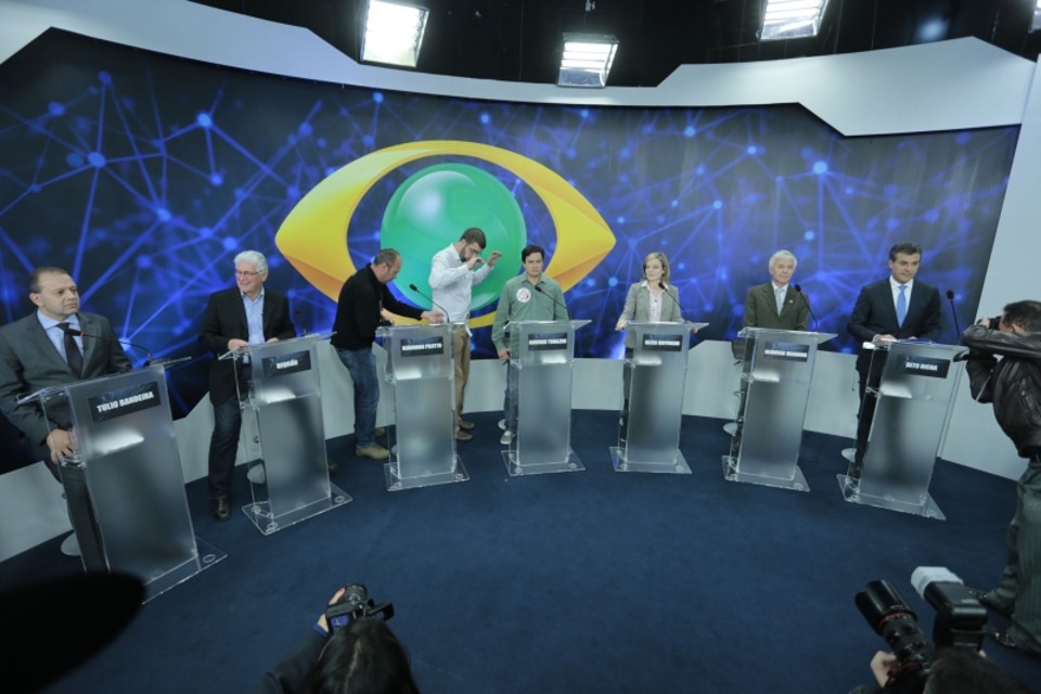 Candidatos se preparam para o debate no estúdio da TV Band: clima tenso e de animosidade entre os concorrentes | Cesar Machado/ Gazeta do Povo