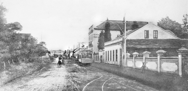 Rua do Batel em 1913. Hoje, avenida de grande movimento. Daí só resta o velho prédio da Cervejaria Cruzeiro, onde existiu uma churrascaria | Acervo Cid Destefani
