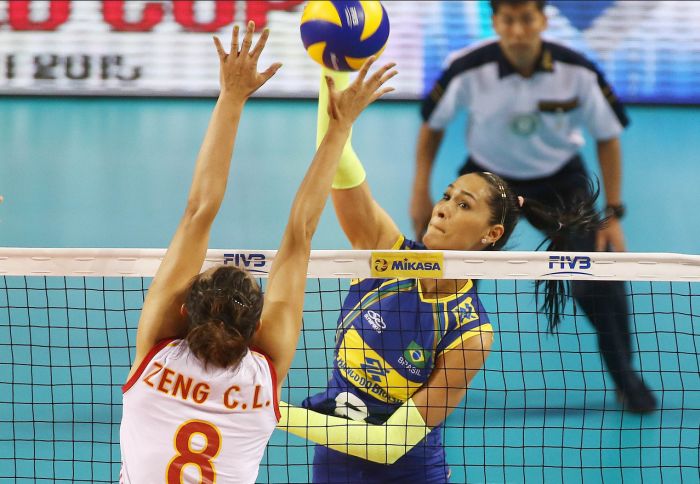 Jaqueline passa pelo bloqueio da China: vitória dá tranquilidade ao Brasil para buscar o 10º título no Grand Prix | Divulgação FIVB