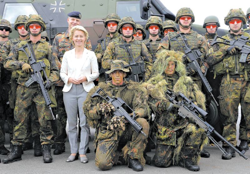 Ursula von der Leyen criou uma campanha para atrair recrutas. Posando com membros das forças especiais da marinha alemã | Fabian Bimmer/reuters