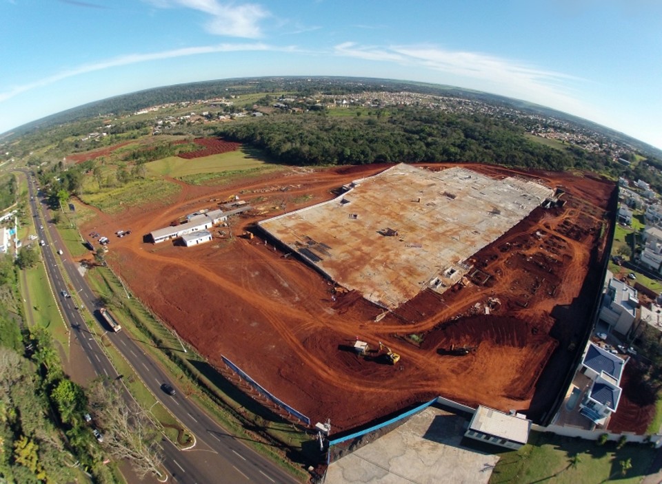 Empresários optaram por manter somente a construção do Shopping Palladium, situado na Avenida das Cataratas | Christian Rizzi/ Gazeta do Povo