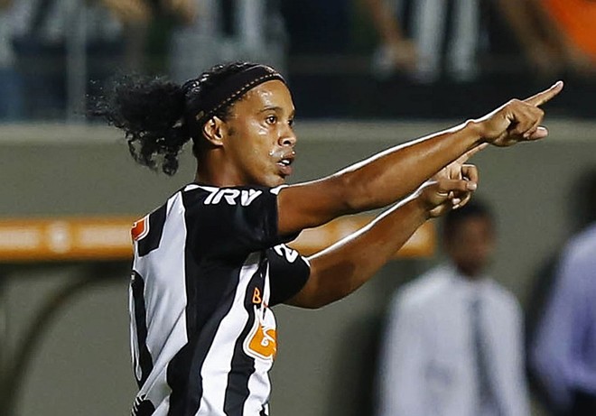 Ronaldinho Gaúcho:Clubes: Flamengo e Atlético Mineiro. Idade quando chegou: 30 anos e 32 anos, respectivamente. No início de 2011, após passagem irregular pelo Milan e polêmica com o Grêmio, que também queria sua contratação, o pentacampeão chegou ao Flamengo, pensando em ter espaço para ir para a Copa de 2014. Demorou alguns meses para engrenar no Rubro-Negro, propiciando grandes jogos quando entrou em forma, vencendo o estadual de 2011. No ano seguinte, alegando dívidas, rescindiu com o time carioca e assinou com o Atlético Mineiro. No Galo, venceu o Estadual de 2013 e a Libertadores de 2013, o maior título da história do clube, virando ídolo da torcida. No fim do mês passado, anunciou sua saída do time mineiro após vencer a Recopa Sul-Americana e considerar cumprida sua missão no clube. Aos 34 anos, está sem clube e negou estar se aposentando. |