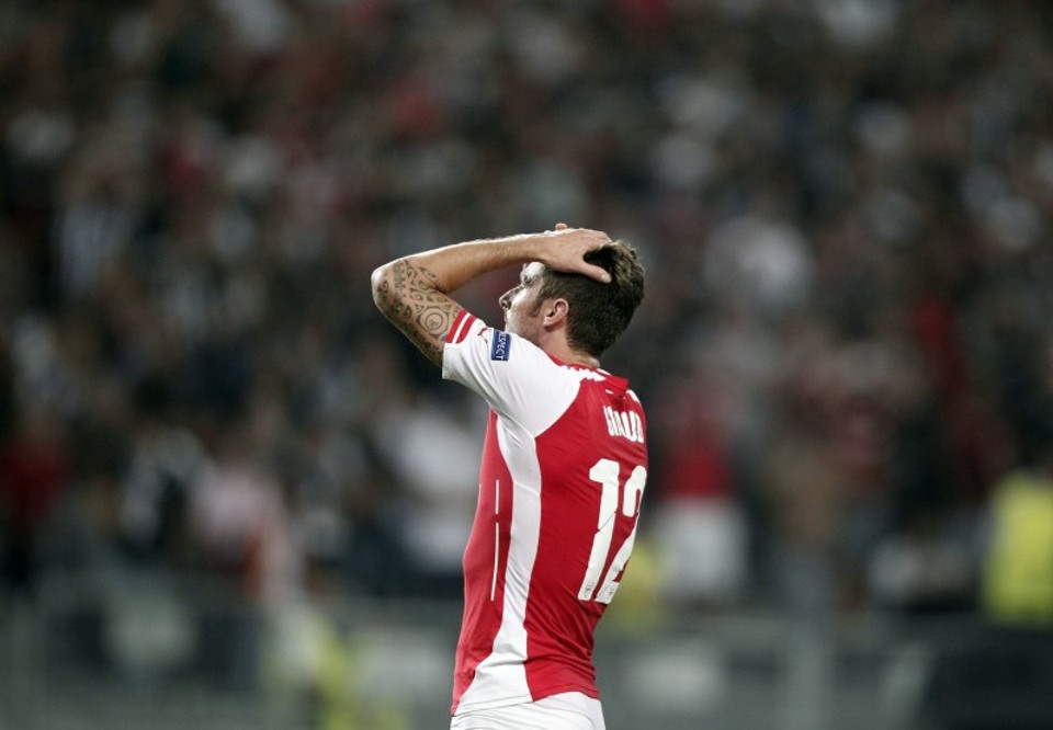 Atacante francês Giroud lamenta oportunidade perdida em jogo do Arsenal contra o Besiktas | Osman Orsal / Reuters