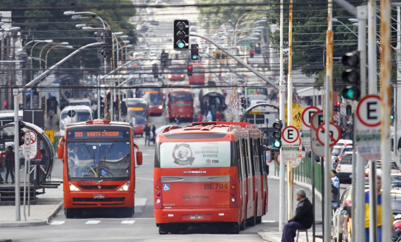 Para trajetos com demanda baixa de passageiros, ônibus ainda são as opções mais baratas | Antônio More / Gazeta do Povo