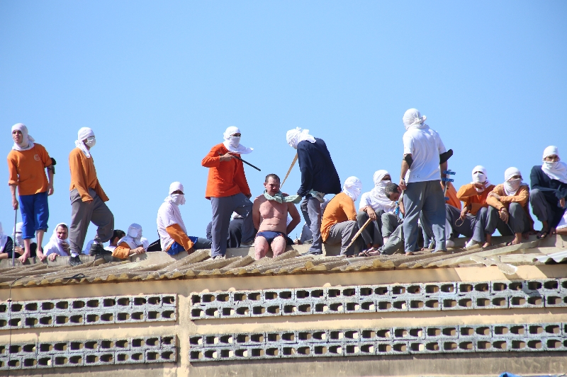 Os rebelados foram extremamente violentos: levaram reféns para o telhado. Alguns foram jogados de lá e outros foram torturados | Marcelino Duarte/Gazeta do Povo