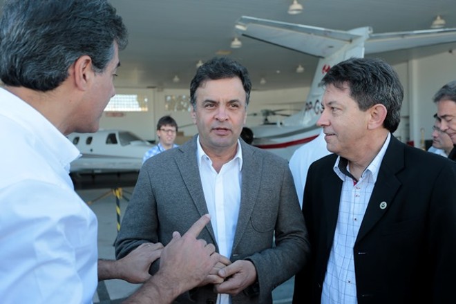 Aécio caminhou pelo calçadão da Rua XV |