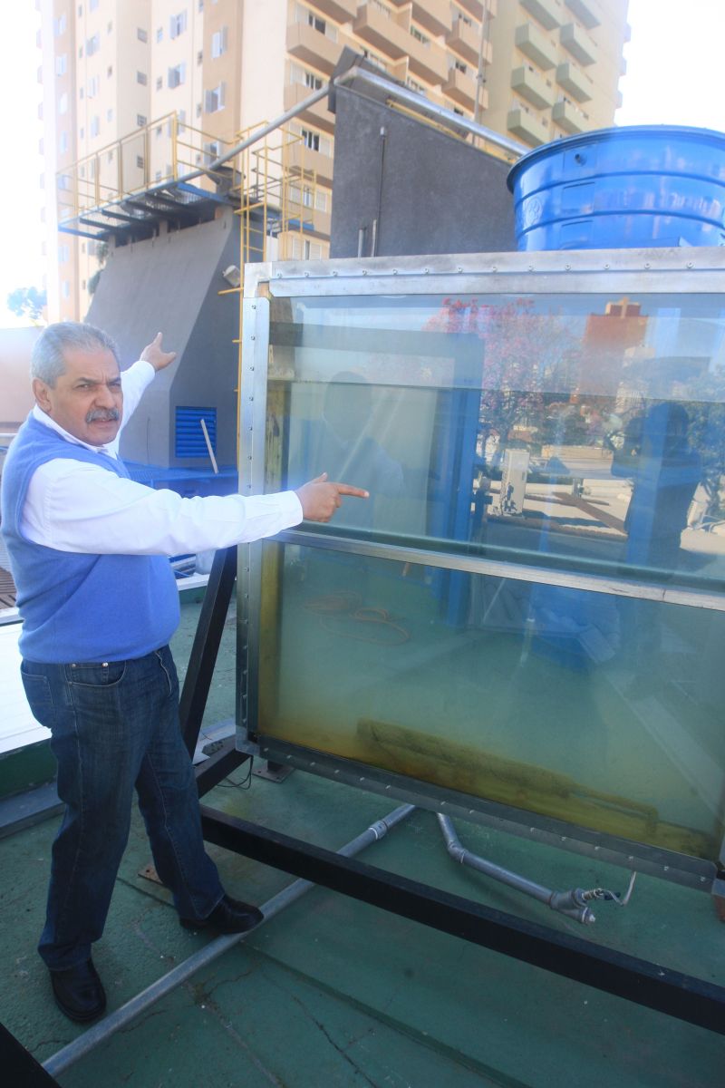 Santos mostra o sistema que reduziu odor na Devons | Ivonaldo Alexandre/ Gazeta do Povo