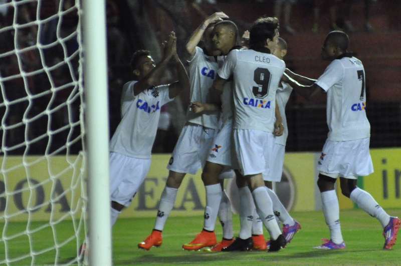 No dia do seu aniversário, o zagueiro Cleberson (centro) faz de cabeça o gol atleticano e festeja com os colegas | Fotos: Ademar Filho/ Folhapress
