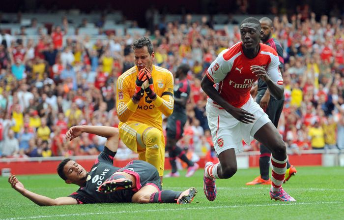 Sanogo marcou quatro gols na goleada do Arsenal sobre o Benfica | EFE