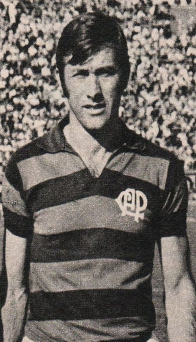Capitão da Copa de 58, Bellini com a camisa do Atlético na Baixada, onde encerrou a carreira em 1969 |