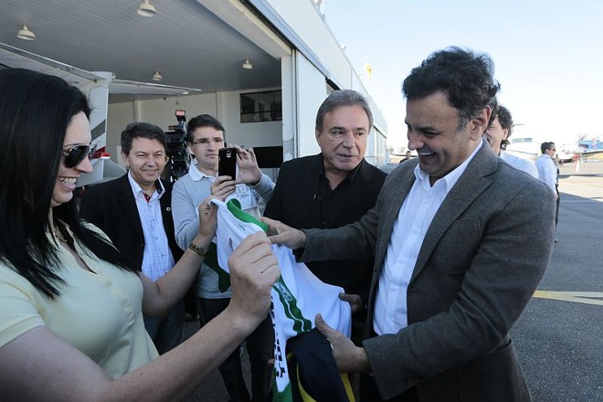 Aécio recebeu uma camisa do Coritiba duarante sua passagem pela capital paranaense |