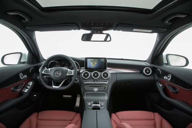 O interior requintado traz volante com base reta e tela de 8,4 polegadas na versão C 250 Sport |