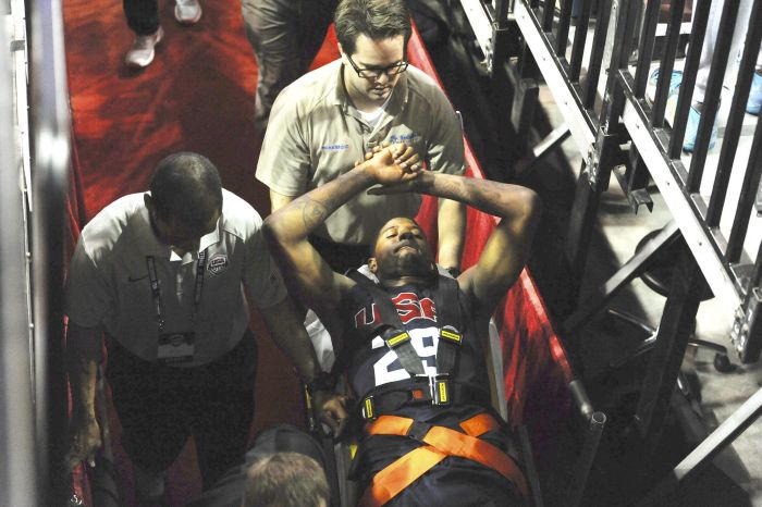 Paul George deixa a quadra após fraturar a perna em partida preparatória para o Mundial de basquete | EFE