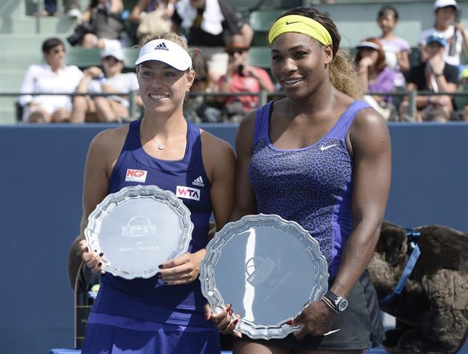 Serena Williams, dos EUA, e Angelique Kerber, da Alemanha, posam para fotos com os troféus do Torneio de Washington |
