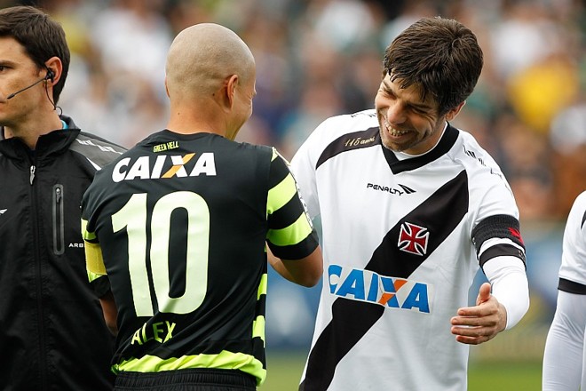 Juninho Pernambucano:Clube: Vasco. Idade ao chegar: 36 e 38 anos. O Reizinho da Colina é ídolo no Lyon e após uma passagem pelo futebol do Catar, voltou ao Vasco, clube em que se destacou antes da fase europeia. Em 2011, foi fundamental para levar o time ao vice-campeonato nacional. No fim de 2012, anunciou que iria jogar no NY Red Bulls, da MLS, mas saiu do clube em abril, alegando mau relacionamento com o treinador. Assim, voltou ao Vasco no Brasileirão de 2013, mas uma lesão muscular o deixou fora por três meses, não impedindo o rebaixamento para a Série B. Anunciou aposentadoria no início de 2014. |