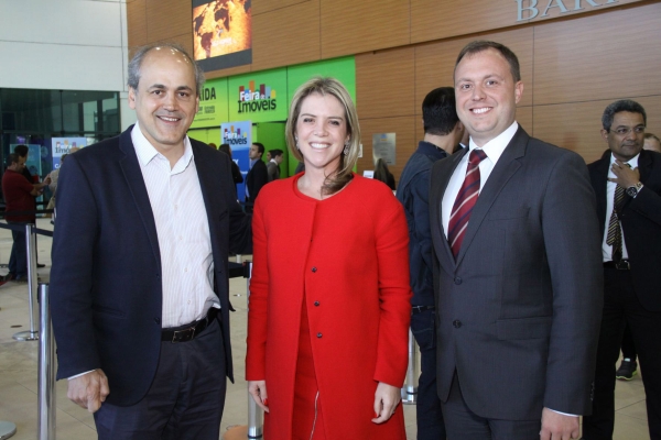 Na movimentada abertura da Feira de Imóveis, ontem, no Expo Renault Barigui, o prefeito Gustavo Fruet confraternizou com Tatiana Schuchovsky Reichmann, diretora superintendente da Ademilar, e Gustavo Selig, presidente da Ademi-PR, entidade que promove o evento | Eneas Gomez