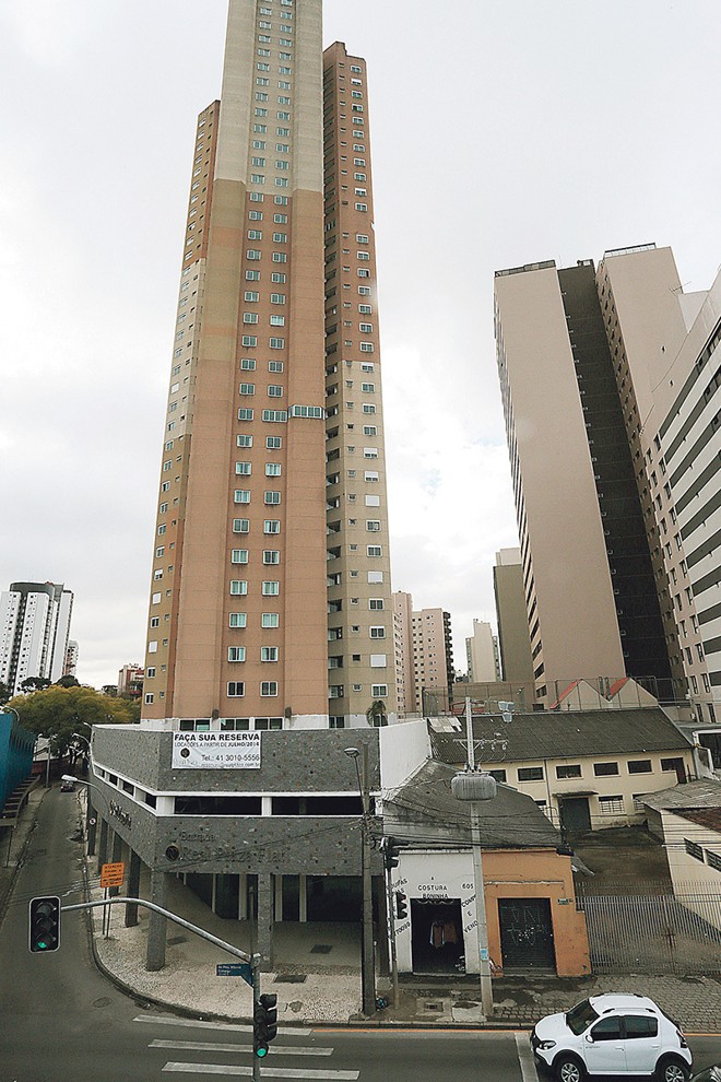 Com 39 andares, o Real Plaza era o edífico mais alto de Curitiba quando foi projetado, na década de 1980 |