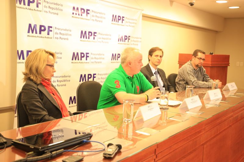 Delegados da Polícia Federal e procuradores do Ministério Público Federal explicam a nova fase da operação Lava Jato, que entre outras coisas investiga a suspeita de desvio de dinheiro da Petrobras | Ivonaldo Alexandre/ Agência de Notícias Gazeta do Povo