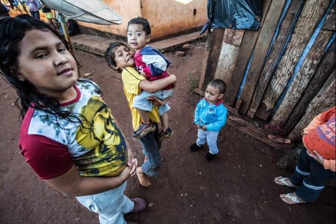 Crianças brincam ao redor da casa de Fabiane durante a entrevista | 