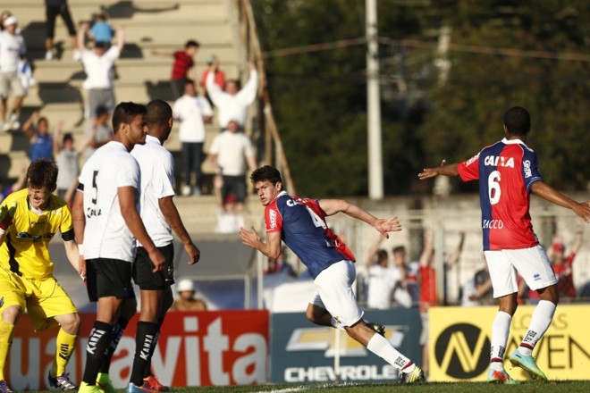 Zagueiro Alisson sai para comemorar gol contra o Bragantino |