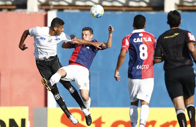 Zagueiro Gustavo disputa bola aérea com jogador do Bragantino |