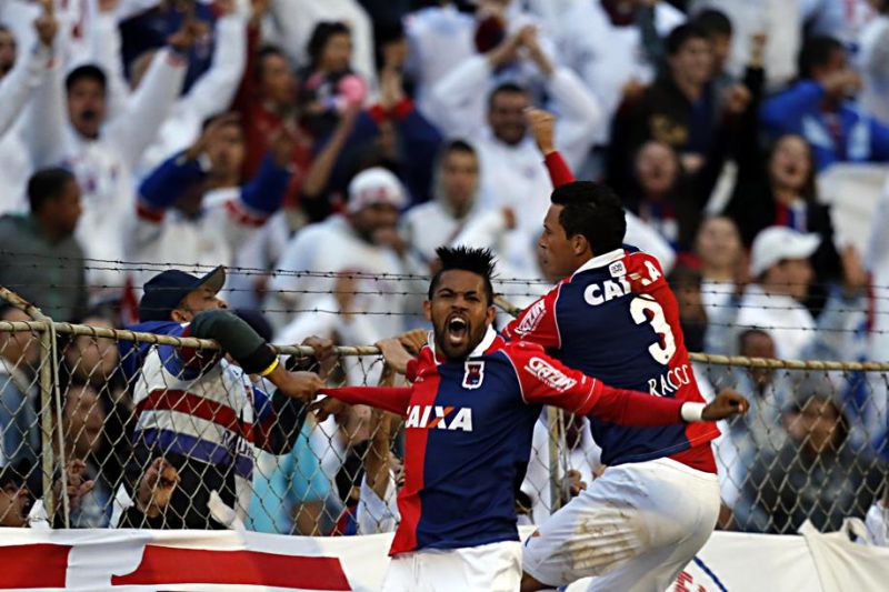 Arthur e Gustavo comemoram o terceiro gol paranista no alambrado junto à torcida | Albari Rosa / Gazeta do Povo