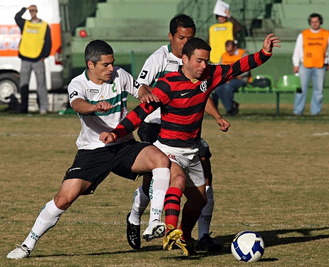 2  Coritiba 5 x 0 Flamengo (Brasileiro, 2009):o Flamengo saiu campeão naquele ano e o Coritiba rebaixado, mas a goleada persiste. Welinton, hoje no Coxa, fez o primeiro contra. Marcos Aurélio aumentou ainda no primeiro tempo. Bruno Batata fez dois no segundo tempo e o placar foi fechado por Leozinho. O Coritiba terminou o jogo com nove em campo e o Flamengo com dez. | 