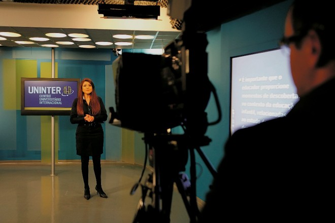 A sede do Uninter fica em Curitiba. Entre as equipes que participam do processo de produção de conteúdo estão a de arte gráfica e a de pesquisa pedagógica. | Marcelo Andrade / Gazeta do Povo