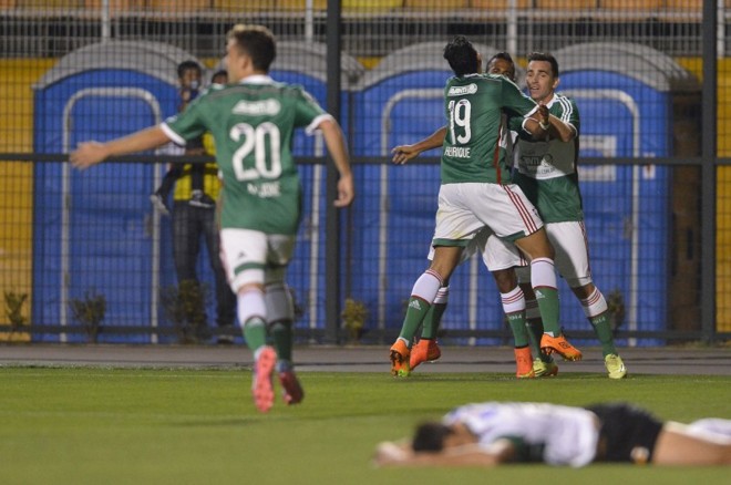 Jogadores do Palmeiras comemoram gol da vitória sobre o Coritiba | Mauro Horita / Agif / Folhapress