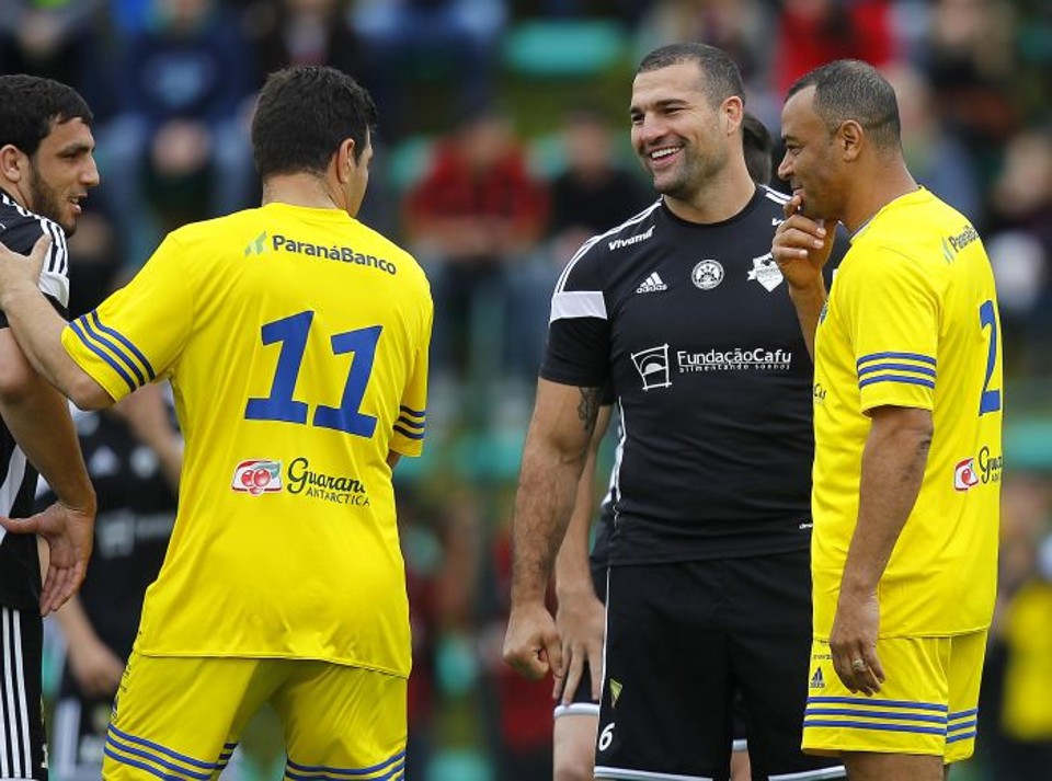 Paulo Rink, Shogun e Cafu antes do início da partida festiva | Jonathan Campos/Gazeta do Povo