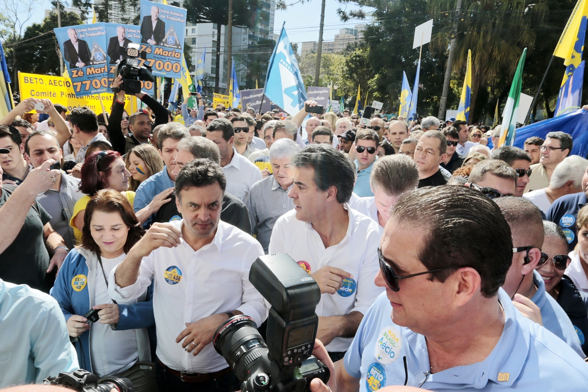 Candidato do PSDB à Presidência da República andou por ruas do centro da capital paranaense | Cesar Machado/Gazeta do Povo