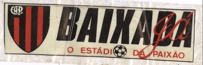 No início dos anos 90, o presidente do Furacão, José Carlos Farinhaki, encampou a volta para a Baixada. Ao lado, o adesivo que marcou a campanha |