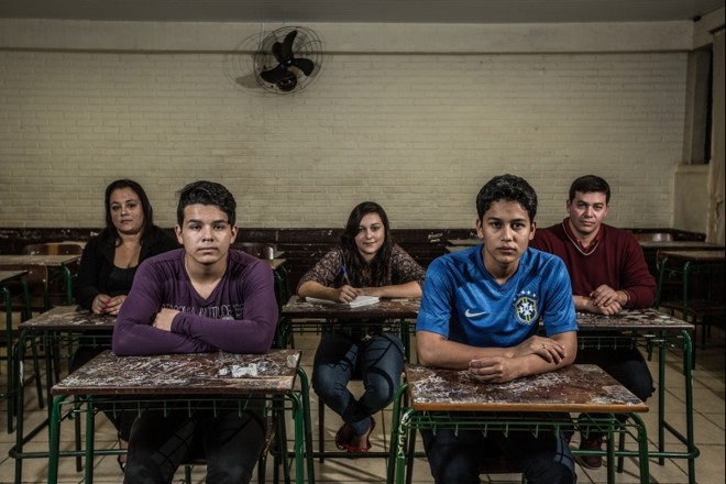 Larissa de Souza Andrade, de 14 anos, é a única da família que permanece na escola. O pai, Marcos, e a mãe, Rose, largaram os estudos para viver uma história de amor |