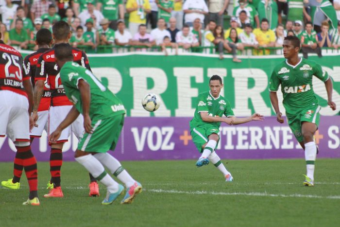 Nenên cruza na área para Rafael Lima marcar o gol da vitória da Chapecoense sobre o Flamengo | Jardel da Costa / Futura Press / Folhapress