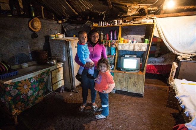 Fabiane Bruno (22) e os filhos Luane (4) e Luan (2), em Laranjal | 