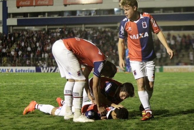 Jogadores do Paraná comemoram o primeiro gol da partida sobre o Icasa | 