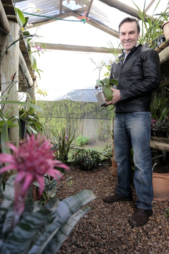 Padre Luiz Alberto Kleina no orquidário que criou no jardim da casa paroquial. Uma vez por mês, fiéis levam vasos de flores à Virgem do Carmo, agradecendo as graças recebidas. As orquídeas são levadas até a estufa e depois devolvidas ao templo. Altar abriga um